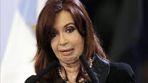 Un juez le suspendió el doble cobro de pensión a Cristina Kirchner