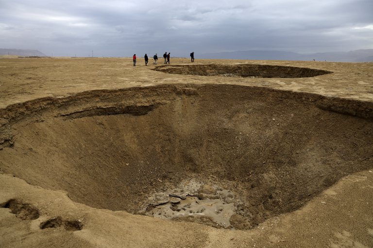El mar Muerto se encoge y deja al descubierto miles de misteriosos cráteres