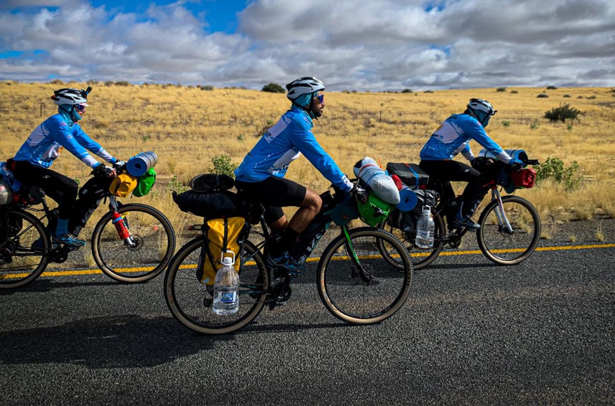 Tras una larga travesía, tres cordobeses llegaron en bicicleta a Qatar para ver el mundial