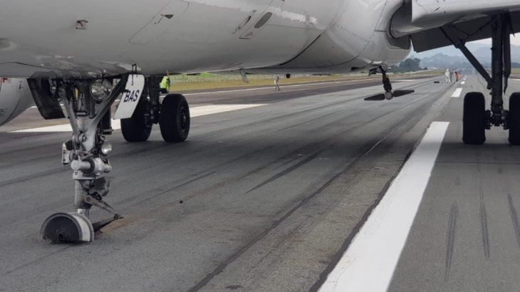  Dramático momento en un avión: explotó una rueda y aterrizó de emergencia