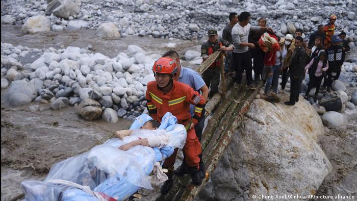 66 muertos por el terremoto en China mientras los rescatistas siguen buscando sobrevivientes