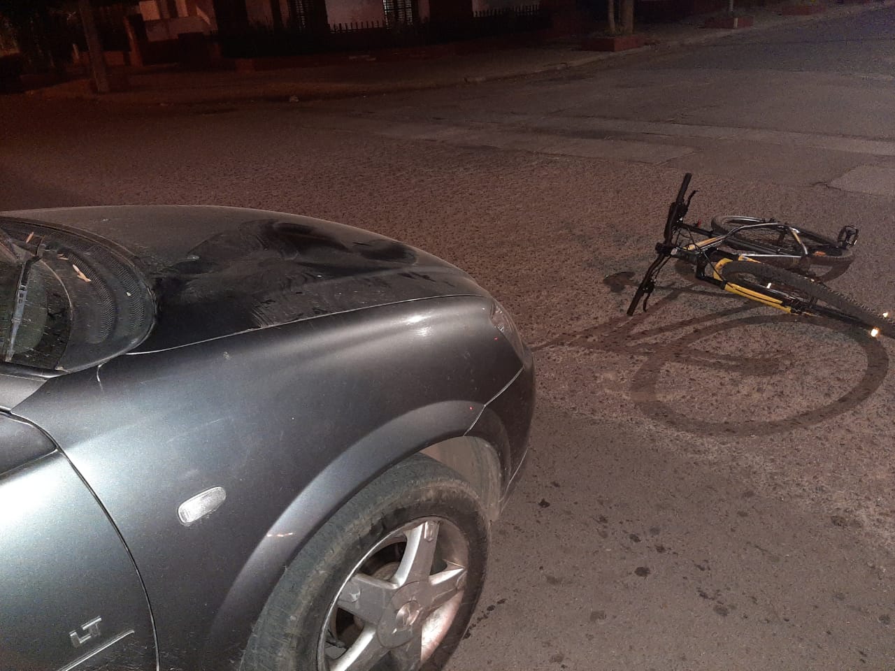 Padre e hija perdieron el control de la bicicleta y sufrieron graves heridas al caer