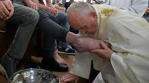 En el jueves santo, el Papa le lavó los pies a 12 presos y pidió no ensuciar la iglesia