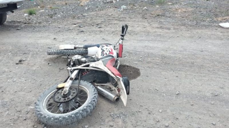 Choque auto-moto dejó a un joven internado en el Hospital Rawson