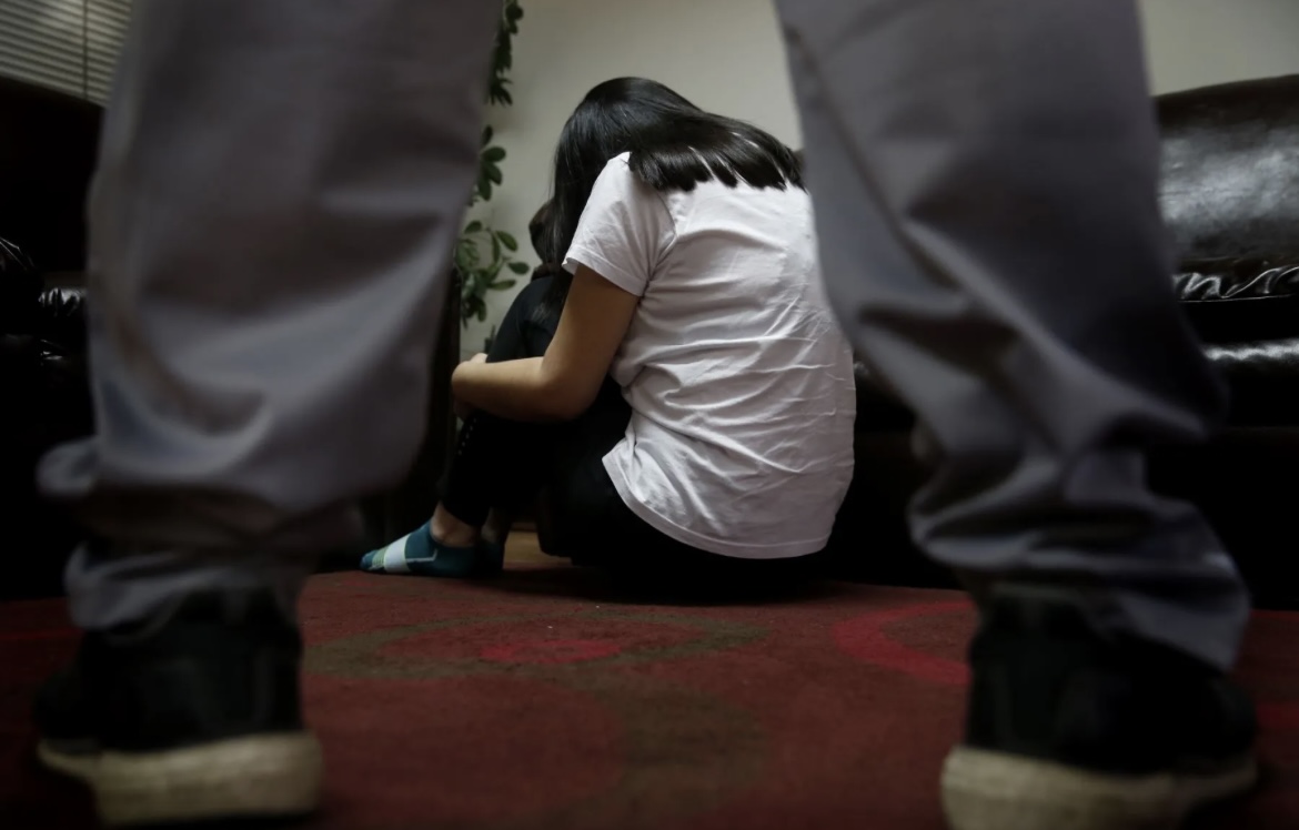 Violó a una niña durante años y fue descubierto cuando la violaba durante su cumpleaños de 15