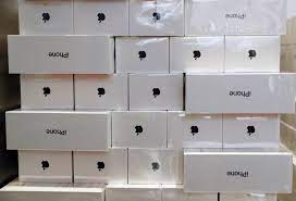 El Gobierno buscaba comprar teléfonos y apareció el hombre de los penes de madera