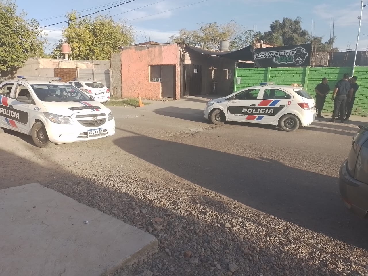 Quiso escapar de la policía arrojando bolsas de cocaína a las calles