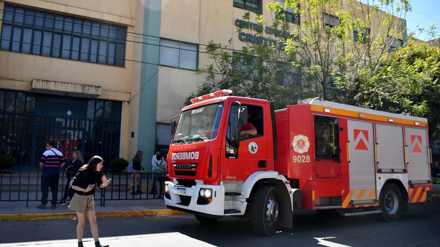 Tres alumnos resultaron quemados en un experimento de Química y una permanece en terapia intensiva