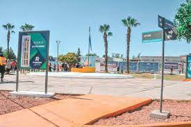 Preocupación por un auto que merodea barrios y se acerca a los niños