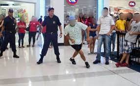 Enloqueció contra un amigo y sacó un cuchillo adentro de un shopping sanjuanino