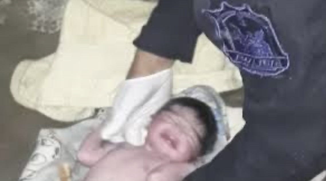 Policías ayudaron a una mujer a dar a luz