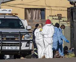 Masacres en dos bares de Sudáfrica: asesinaron a 18 personas y creen que fue "al azar"