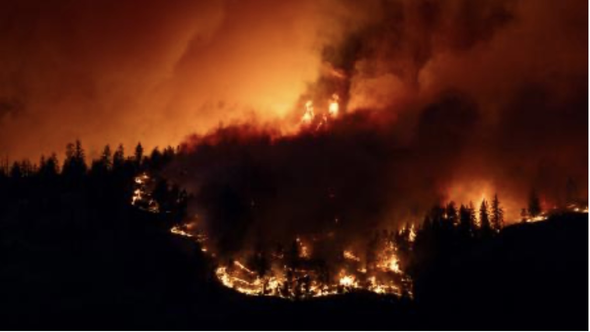 Los incendios en Canadá obligaron a evacuar una ciudad y poner bajo alerta una región