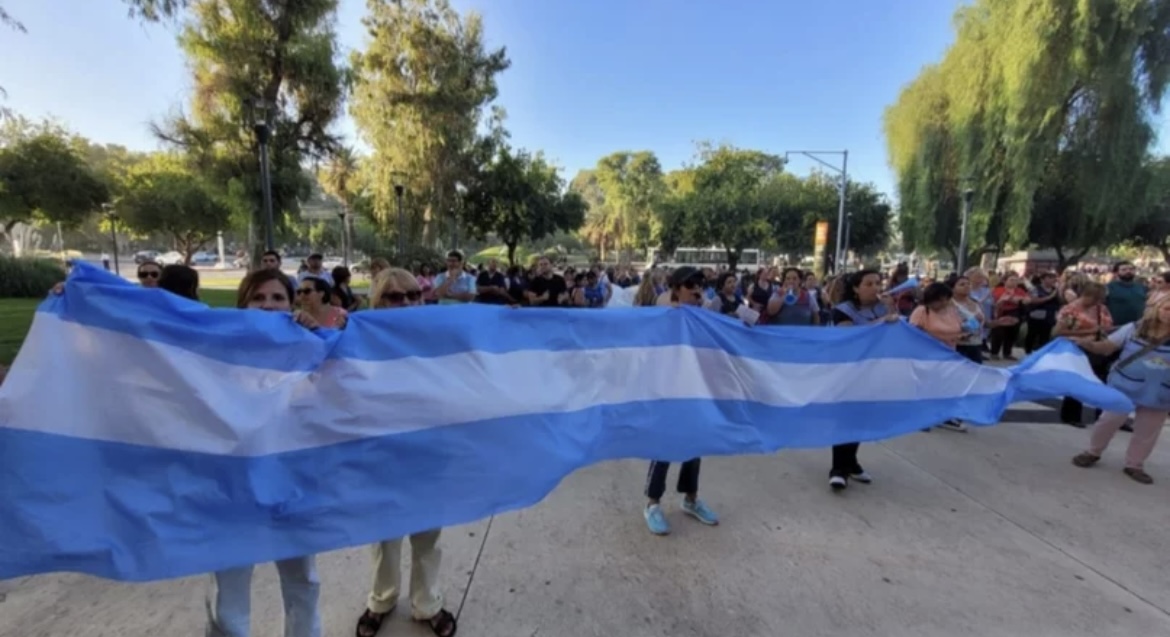 Los docentes autoconvocados volvieron a marchar al Centro Cívico 