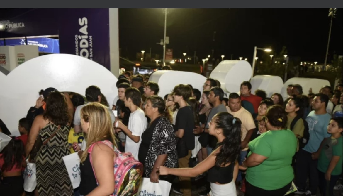 Cientos de personas saquearon el stand del Ministerio de Salud en la FNS