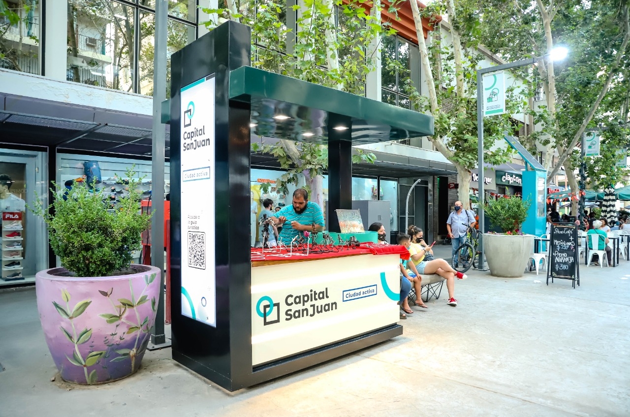 Capital estrenó stands para artesanos de la peatonal