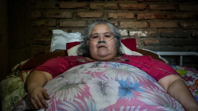 Piden ayuda para una vecina de Rawson con obesidad mórbida que no tiene casa
