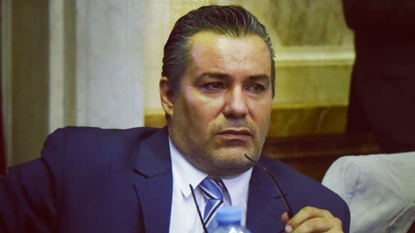 Imputaron a Ameri por besar los pechos de su pareja en una sesión legislativa