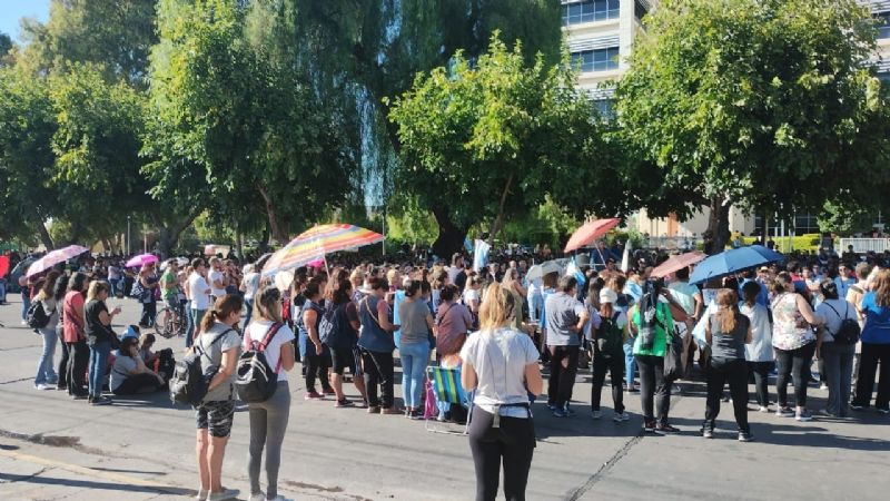Docentes autoconvocados vuelven a marchar