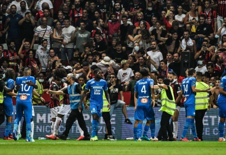 Escándalo en Francia: ultras del Niza invadieron para agredir a Dimitri Payet y Jorge Sampaoli terminó a los golpes