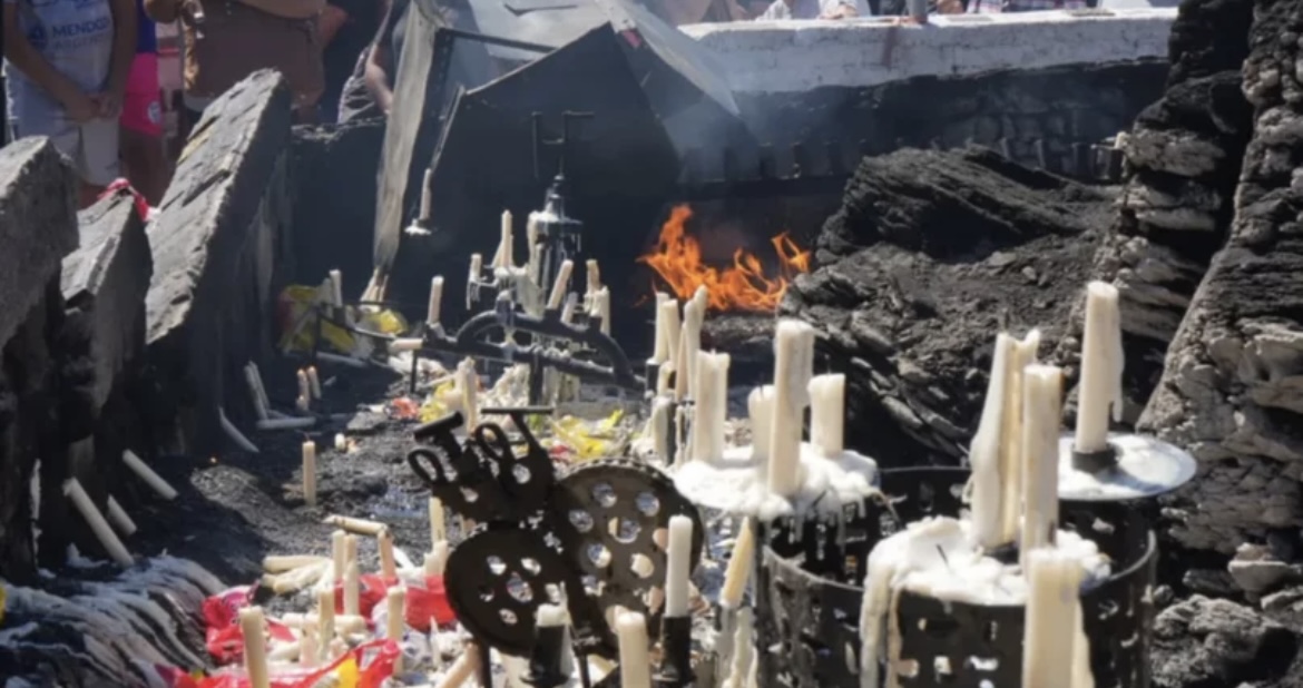 Por las velas que dejan los promesantes en la Difunta se generó un incendio