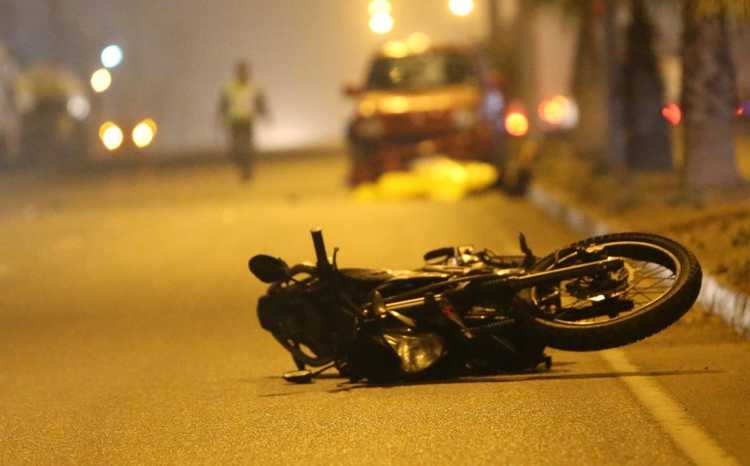 Chocó en su moto contra un camión estacionado y falleció en el hospital