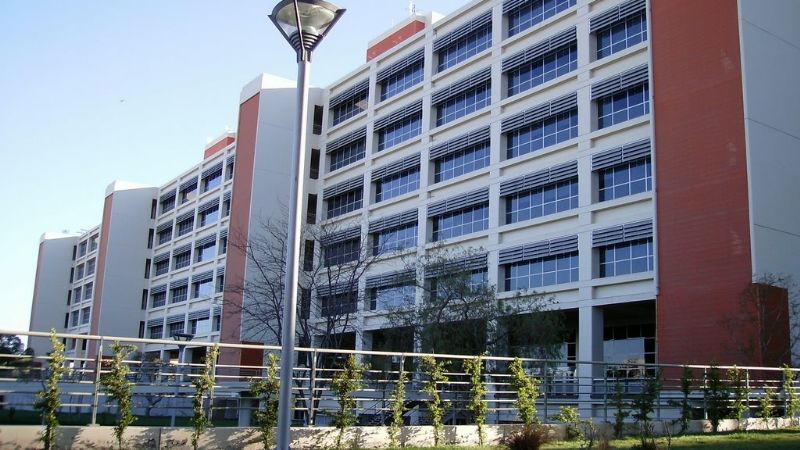 Una mujer cayó desde el quinto piso del Centro Cívico y murió