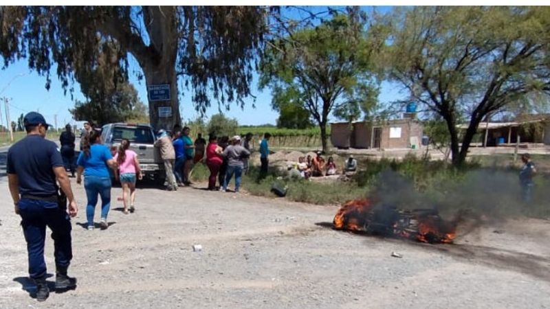 Destruyó la moto contra un auto y luego se le prendió fuego: se quebró la pierna
