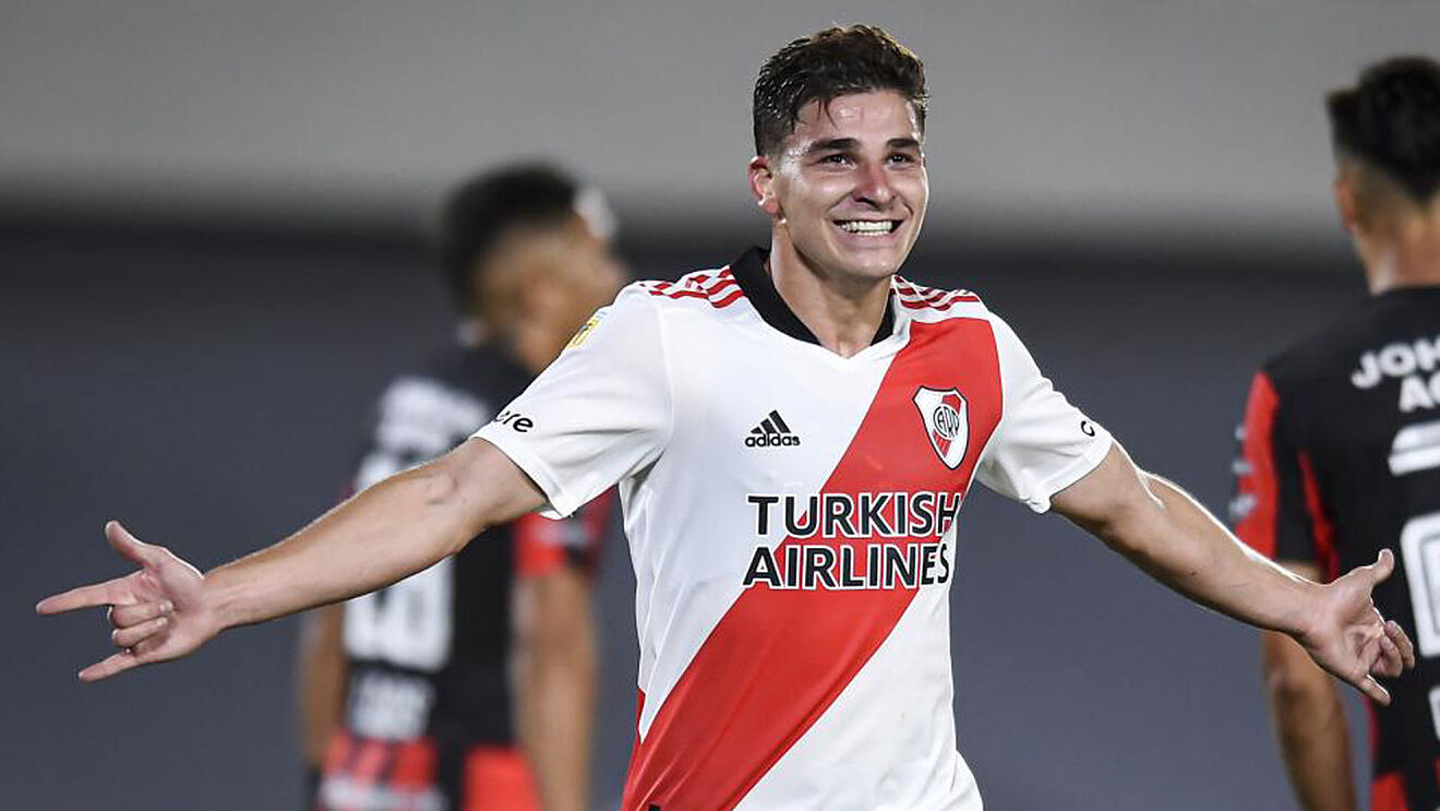 El delantero Julián Álvarez fue elegido como el mejor futbolista de América