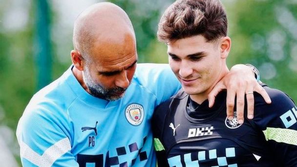 Pep Guardiola elogió a Julián Álvarez y lo comparó con Messi