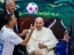 En nombre de Maradona: El Papa Francisco bendijo la pelota del Partido por la Paz