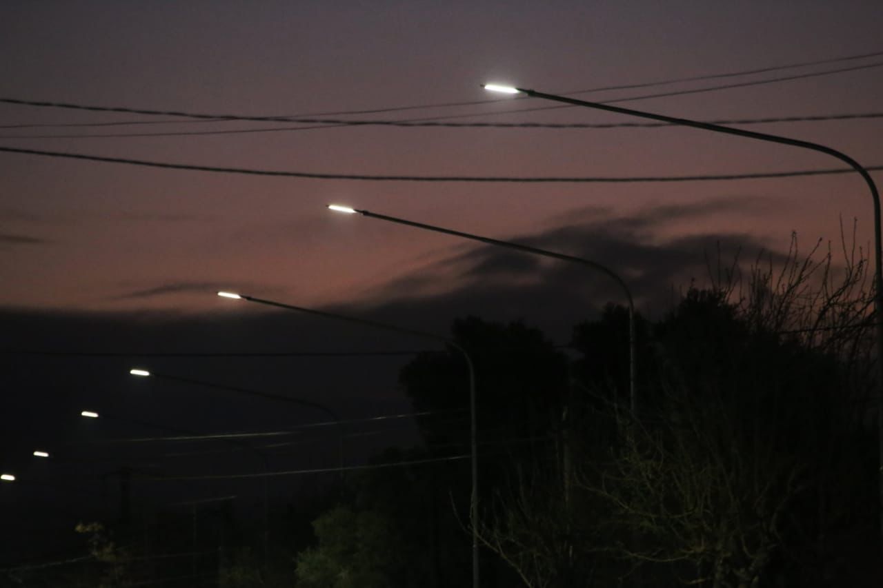 Iluminación led y semáforos para calle Neuquén 