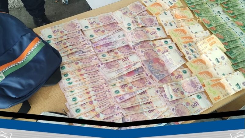 Una pareja fue detenida tras robar una mochila con dinero