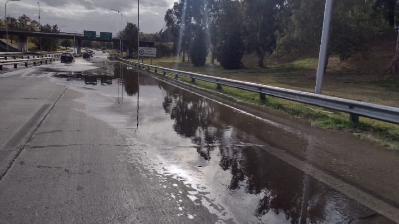 La Circunvalación con problemas de circulación por aguas servidas 