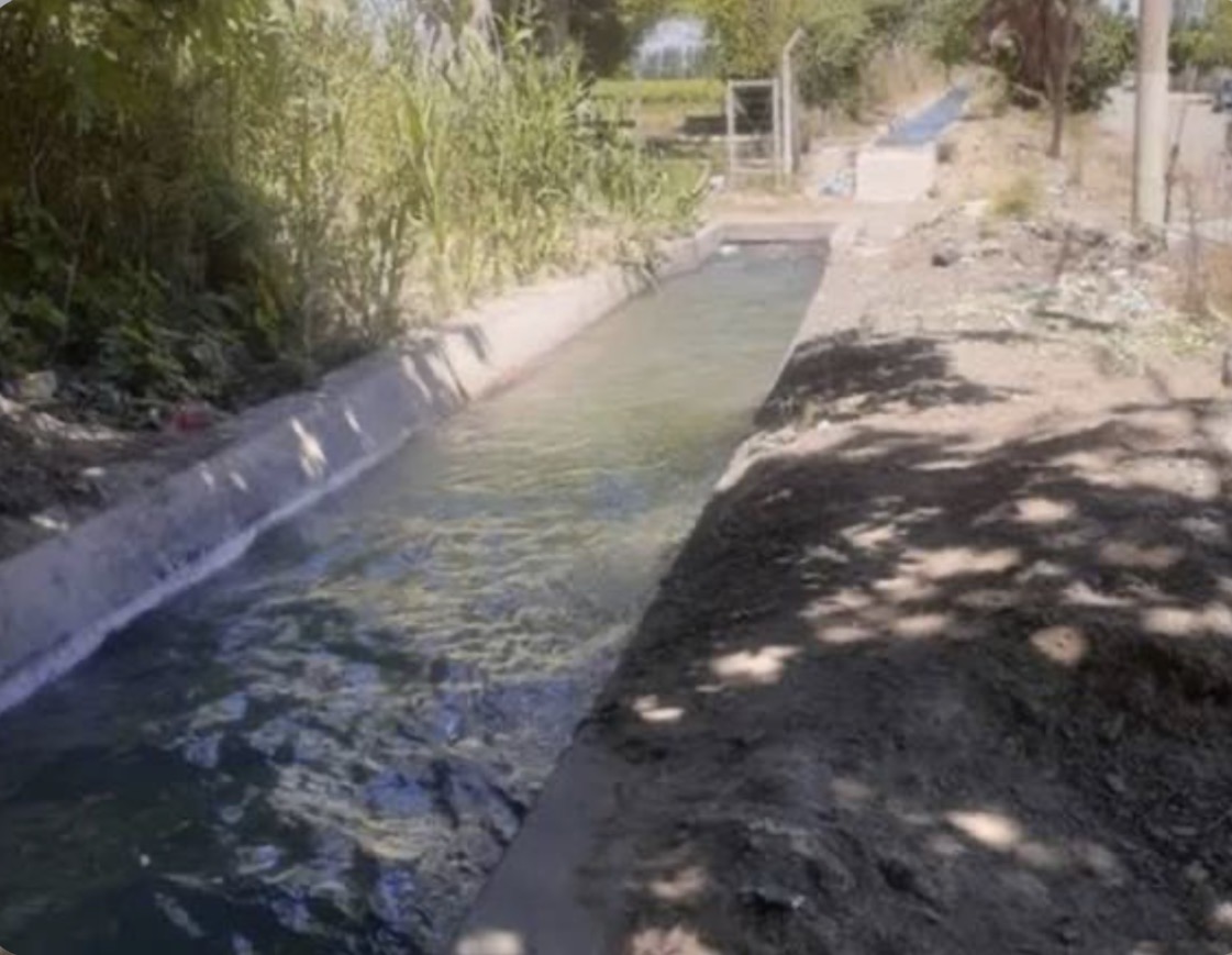 Conmoción en Sarmiento: encontraron sin vida a un bebé en un canal de riego