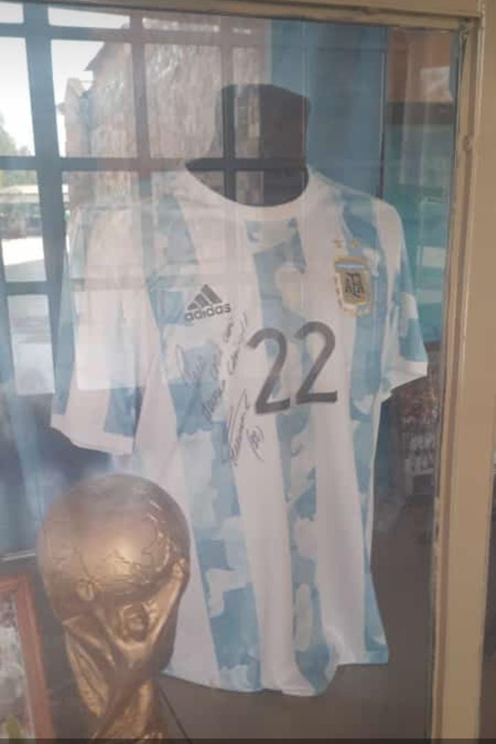 Una camiseta histórica de Lautaro Martínez llegó a la Difunta Correa