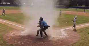 Un niño jugaba un partido de Beisbol y terminó adentro de un remolino 