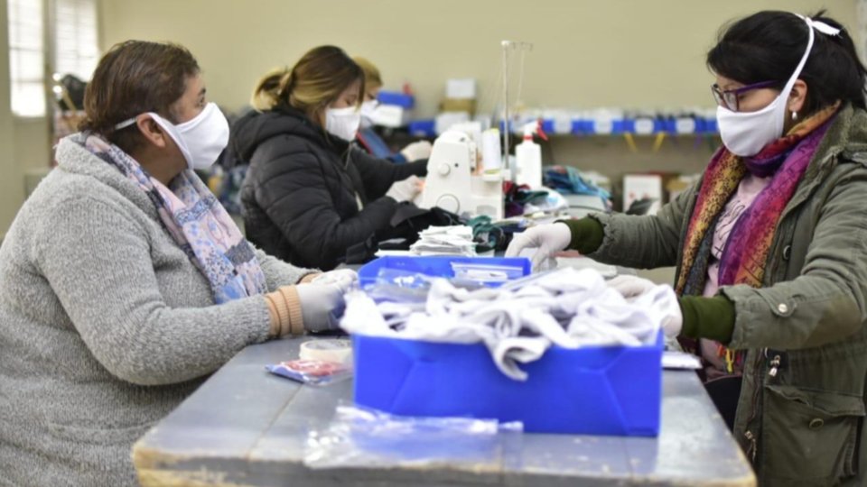  Preparan 22.000 barbijos fabricados por talleres comunitarios