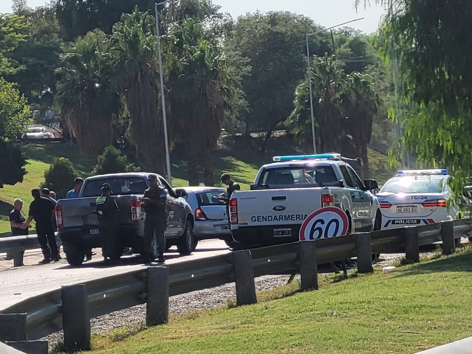 Terminó arriba del guardarrail cuando perdió el control de su auto