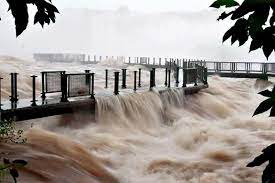 Por la crecida del río, cerraron las pasarelas de la Garganta del Diablo en las Cataratas del Iguazú