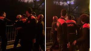 Confundieron al miembro de una reconocida banda con un fan y lo detuvieron cuando intentaba subir al escenario