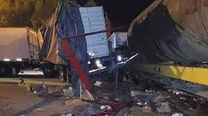 Un camión y un tren chocaron en horas de la madrugada