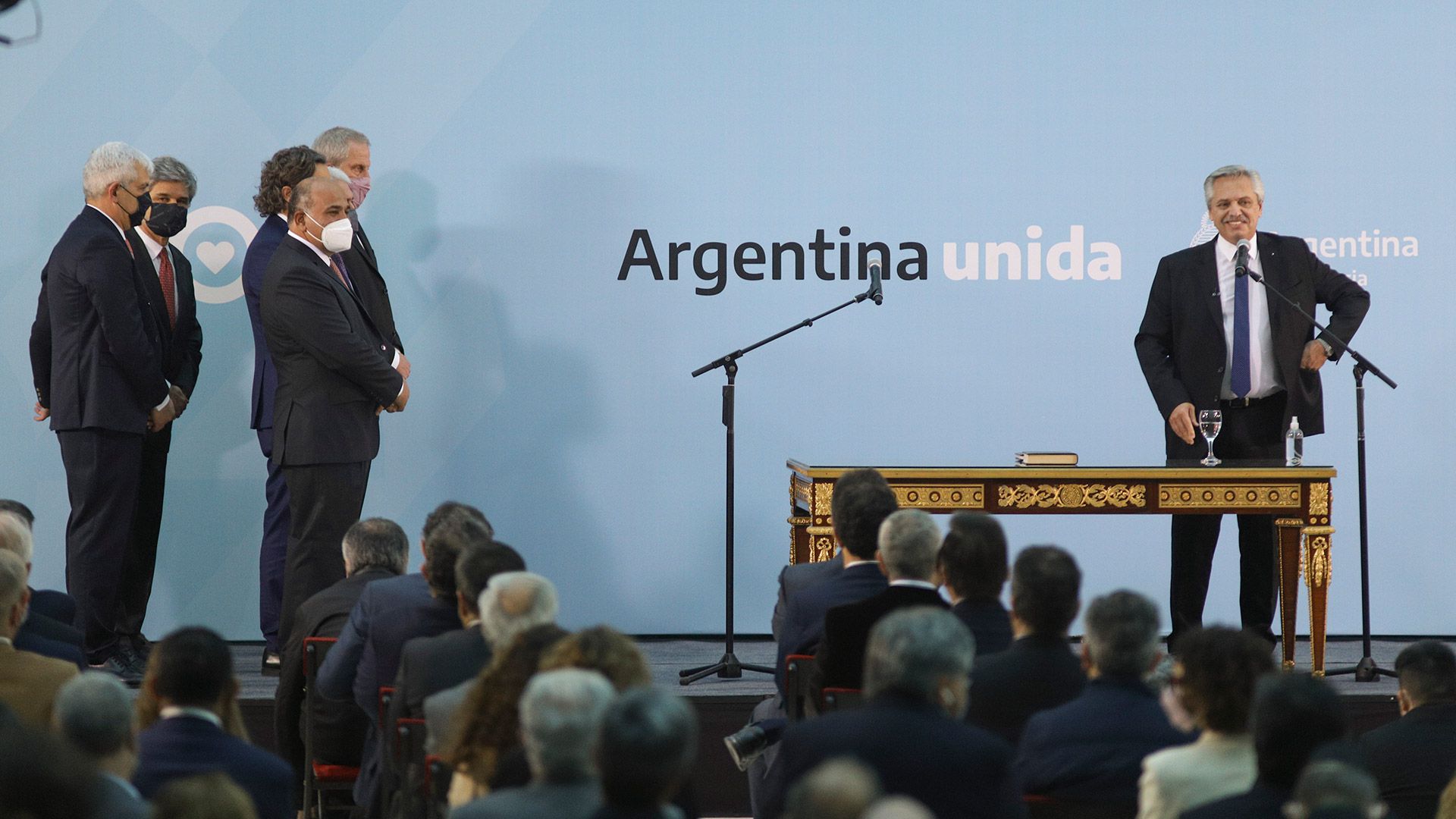Alberto con sus nuevos ministros: "La solución no está en dividirnos"