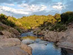 Tragedia en vacaciones: su hijo cae al agua y por querer ayudarlo muere ahogado