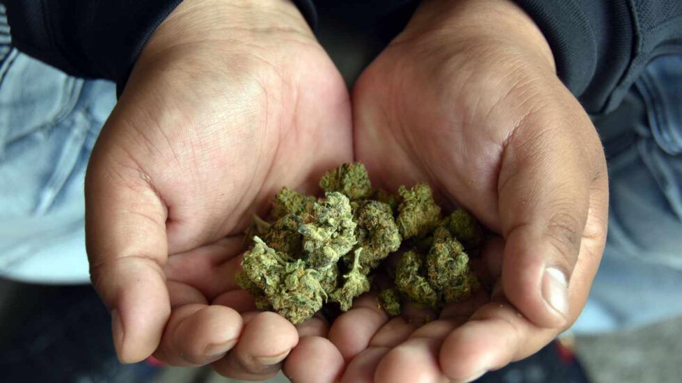Discutían en el auto y cayeron por tener marihuana
