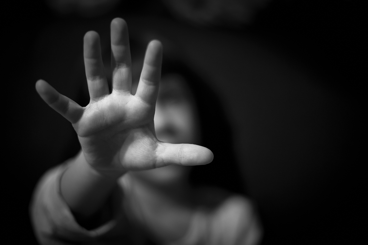 Detuvieron a una mujer por producir y comercializar contenido sexual de su hija de 8 años