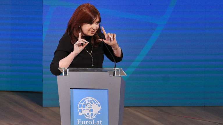 Cristina: "Que te pongan una banda y te den el bastón, no significa que te den el poder"