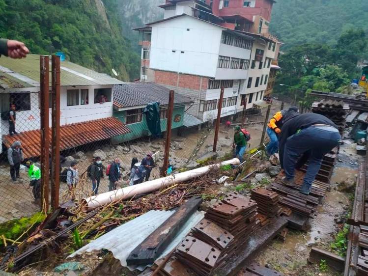 Por las fuertes lluvias se desbordó un río y se inundó parte de Machu Picchu