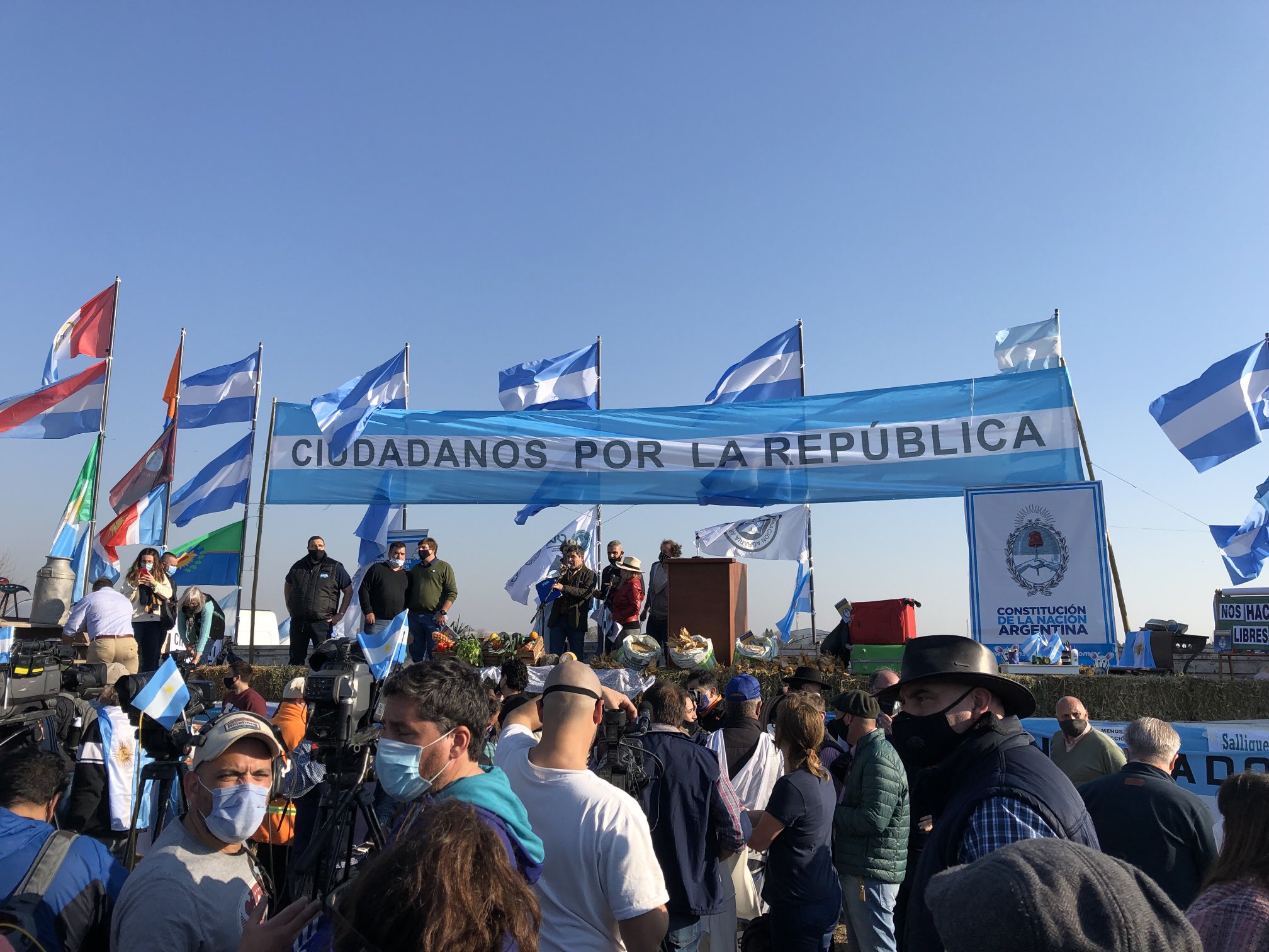 Ruralistas y dirigentes opositores realizan un banderazo del 9 de Julio en San Nicolás