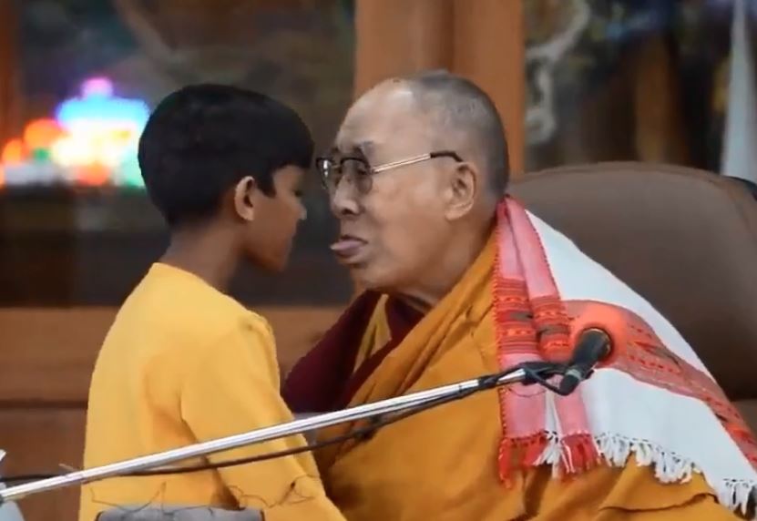 Asqueroso: El Dalai Lama pidió chuparle la lengua a un niño